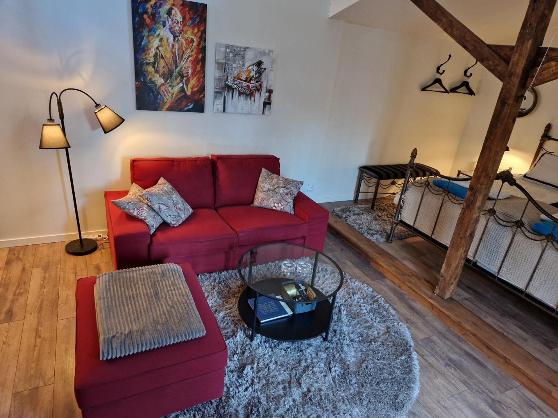 Gårdshus med spabad utomhus