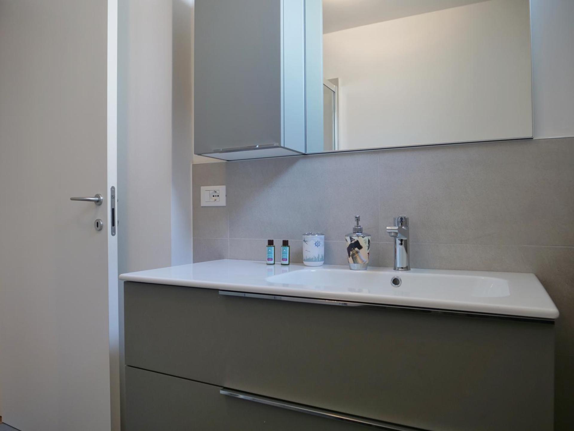 FARO DELL'ESTATE delizioso BICAMERA con POSTO AUTO dietro la SPIAGGIA