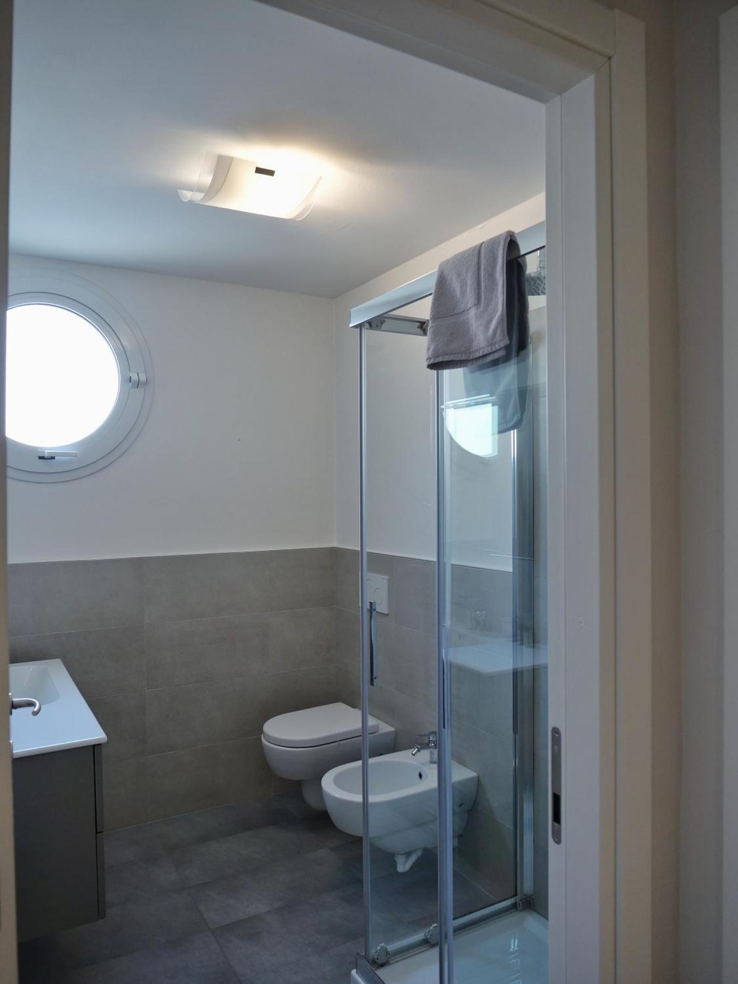 FARO DELL'ESTATE delizioso BICAMERA con POSTO AUTO dietro la SPIAGGIA