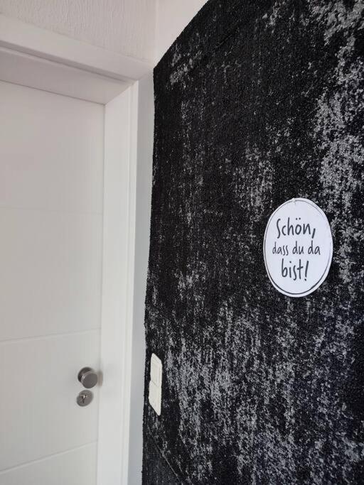 Flair Apartments 'FACHWERK & FLAIR' - Altstadt-Apartment 78 qm für Urlaub oder Geschäftsreise, Innenstadtlage, ruhig, modern, 900 m Bahnhof, 24 Std Check-in, WLAN, Streaming, Küche, Regendusche, 2 x Doppelbett, direkt am neuen Markt in der Altstadt