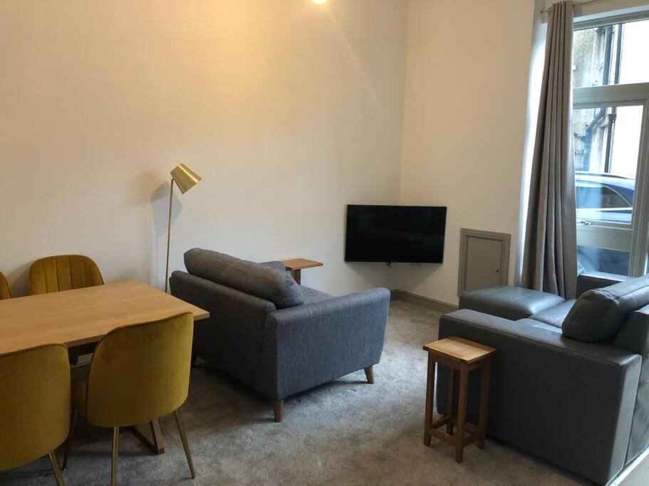 Smithy Bungalow, free private parking included, Buxton