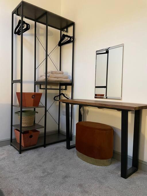 Smithy Bungalow, free private parking included, Buxton