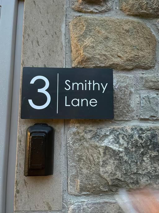 Smithy Bungalow, free private parking included, Buxton