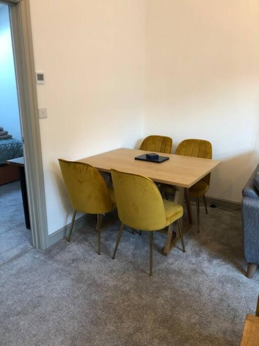 Smithy Bungalow, free private parking included, Buxton