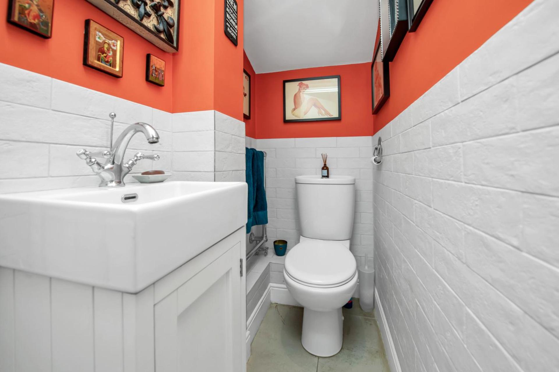 Stylish 3 bedroom townhouse for 5 guests, set in the medieval grid with off street parking