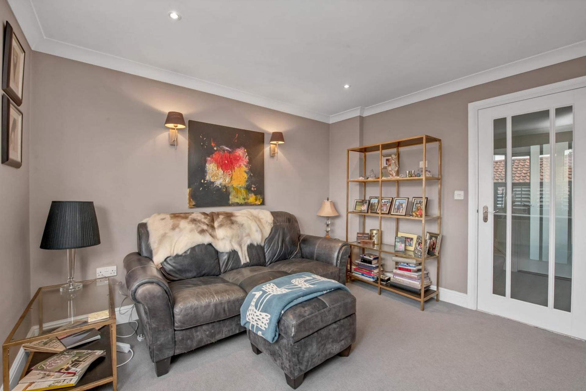 Stylish 3 bedroom townhouse for 5 guests, set in the medieval grid with off street parking
