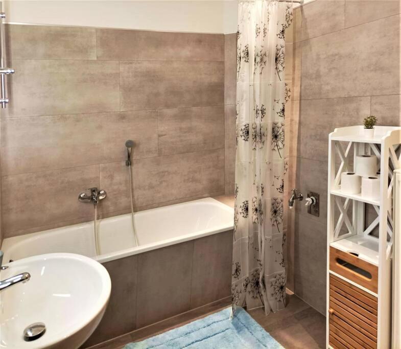 Modernes Apartment mit Balkon