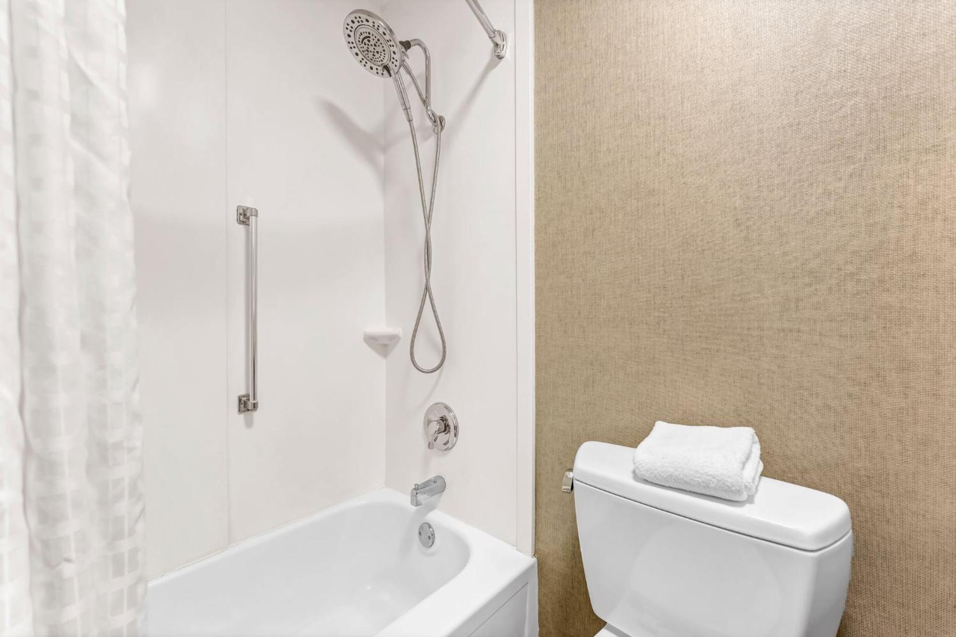 King Bed with Disability Access Tub-Non Smoking 