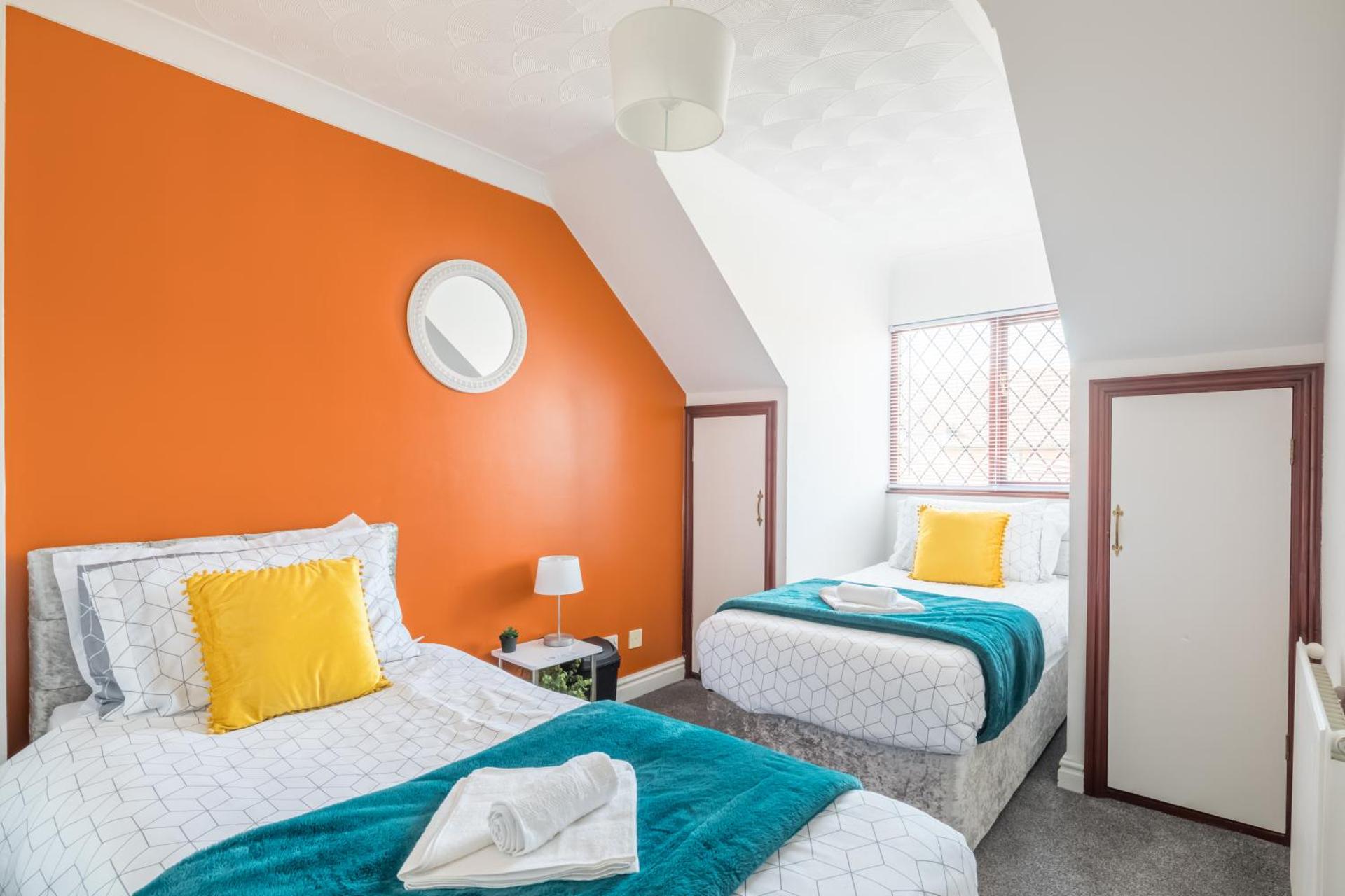 Family-Friendly 5-Bed Home with Garage & WiFi