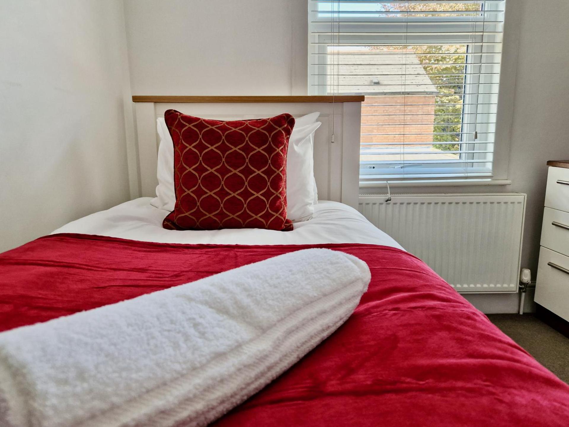 Incredible Private Rooms All with Private Bathrooms in a Fully Serviced House next to City Centre with Free Parking