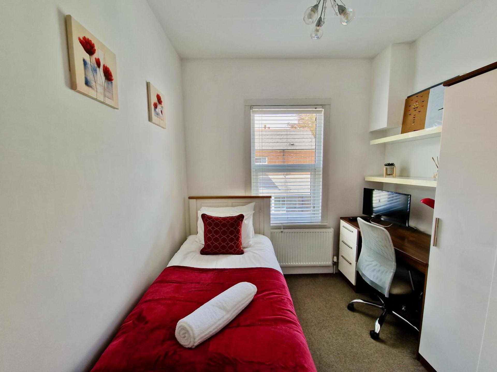 Incredible Private Rooms All with Private Bathrooms in a Fully Serviced House next to City Centre with Free Parking