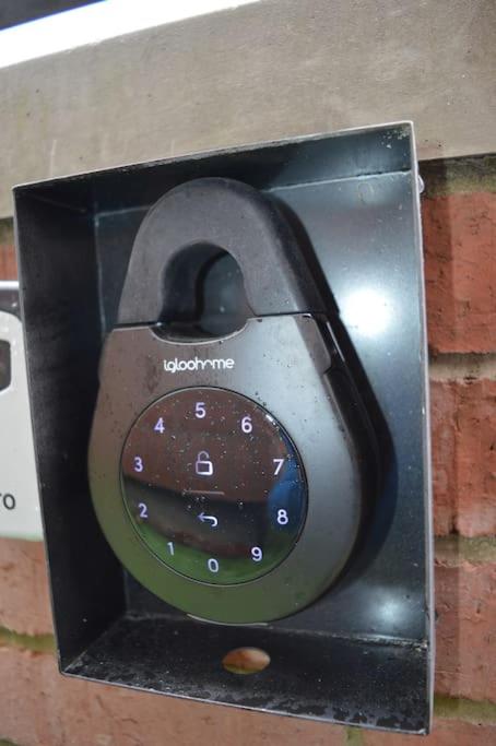 Spacious 4 Bedroom house near Leeds CC