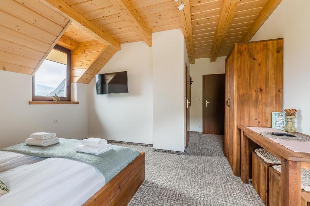 Smerek 119- Baza Przy Szlaku