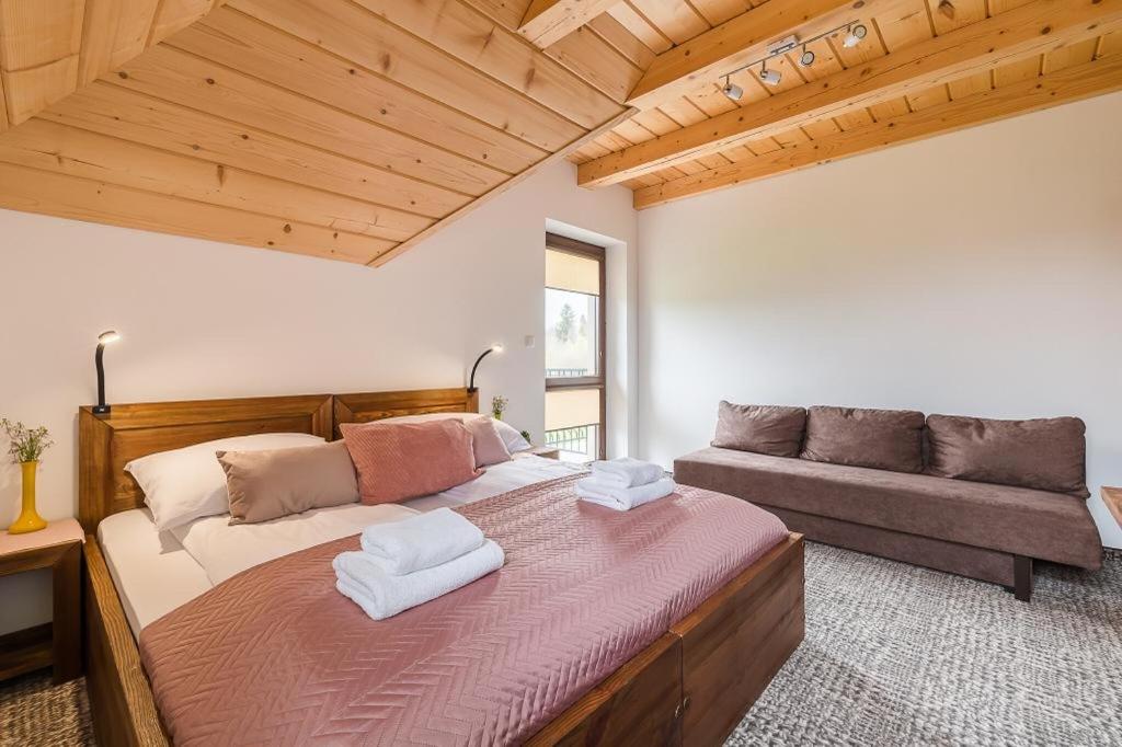 Smerek 119- Baza Przy Szlaku