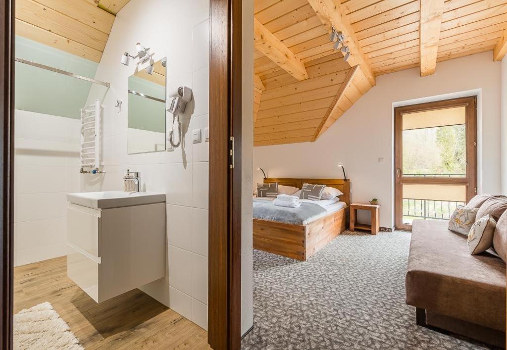 Smerek 119- Baza Przy Szlaku