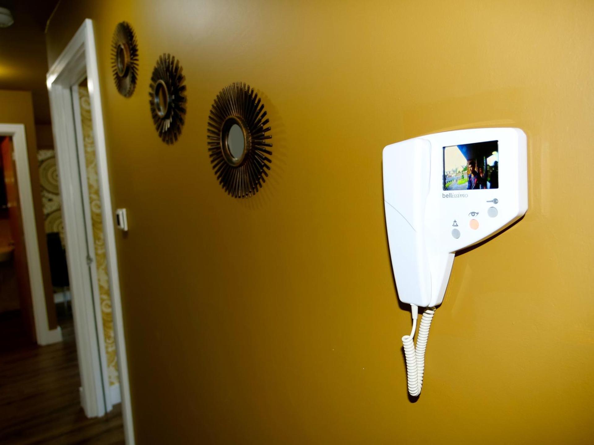 Stunningly Opulent Gold Apartment Near Sheffield FULL SKY TV