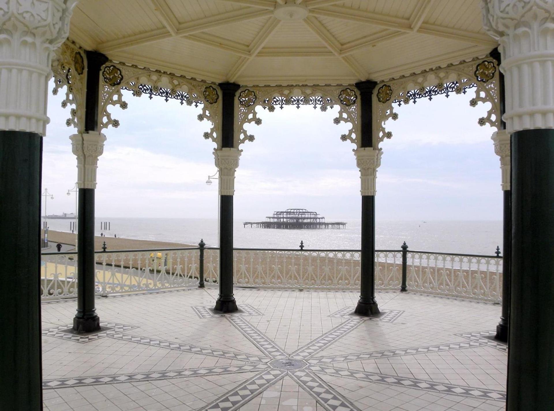 SEAFRONT SANCTUARY Beautiful Art Deco Apartment with Stunning City & Sea Views