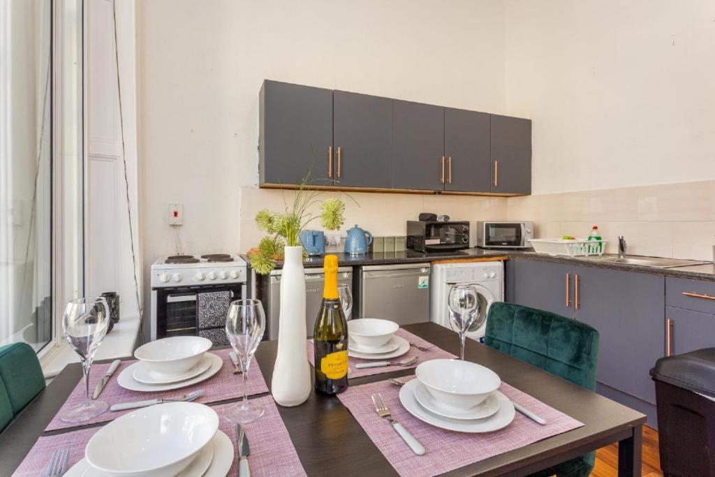 Newcastle's Most Central Apartment - Sleeps 10