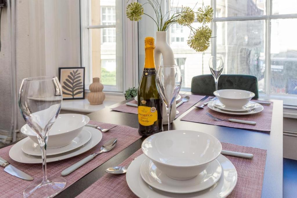 Newcastle's Most Central Apartment - Sleeps 10