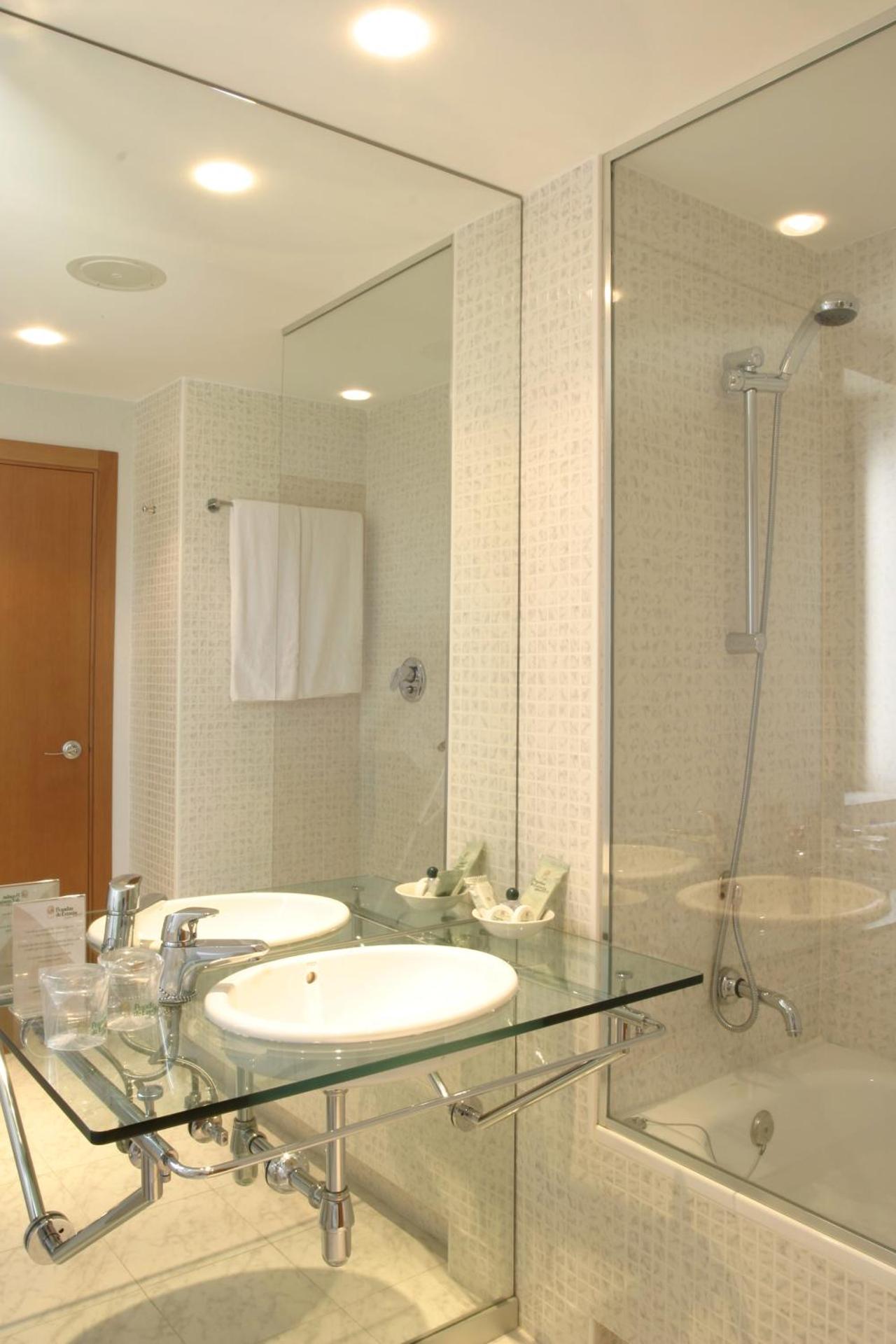 Double or Twin Room with Parking and WiFi Included