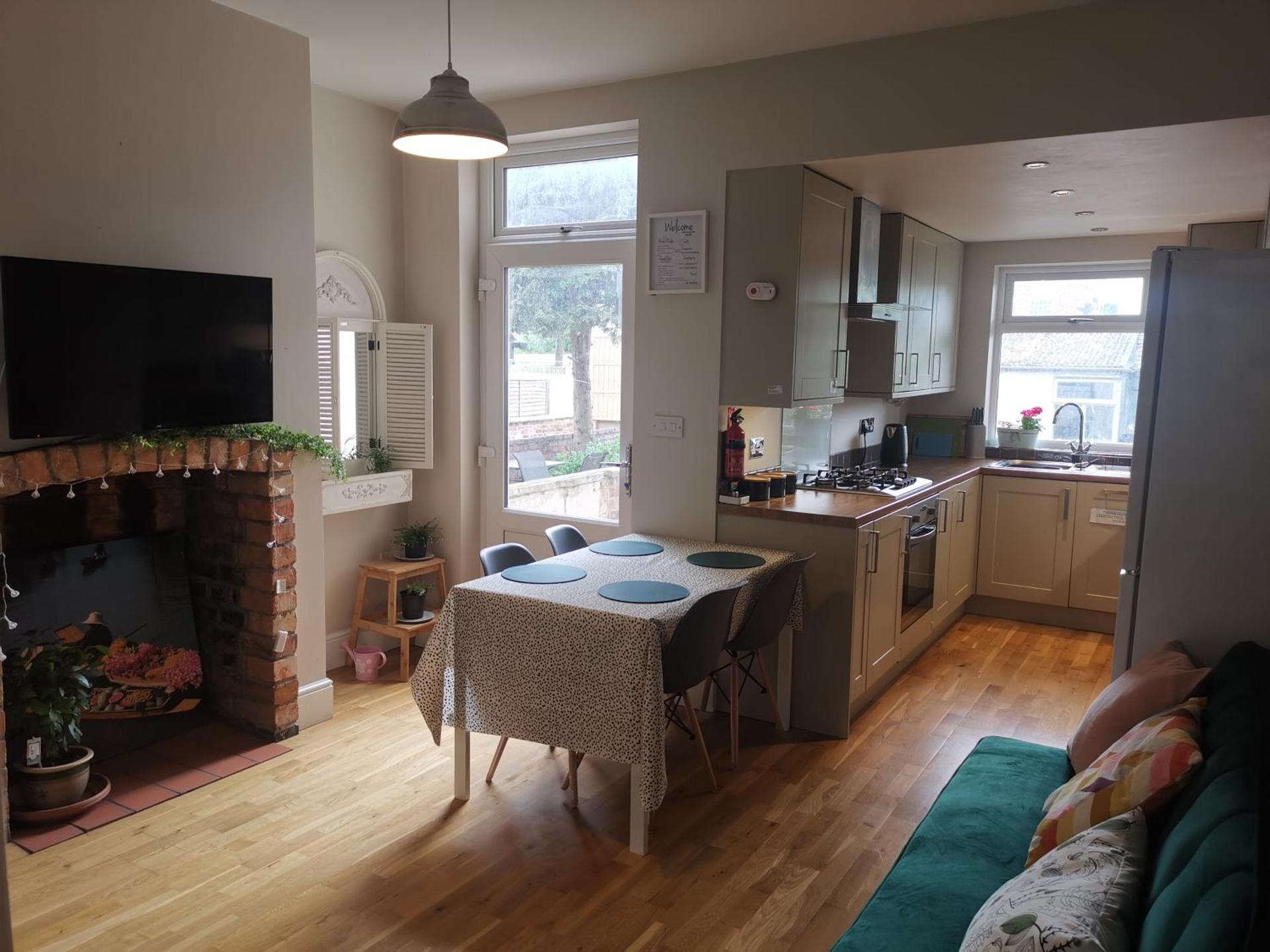 10mins walk to Derby Arena 4 bedrooms 7 beds -Spacious contractors large group -FREE PARKING