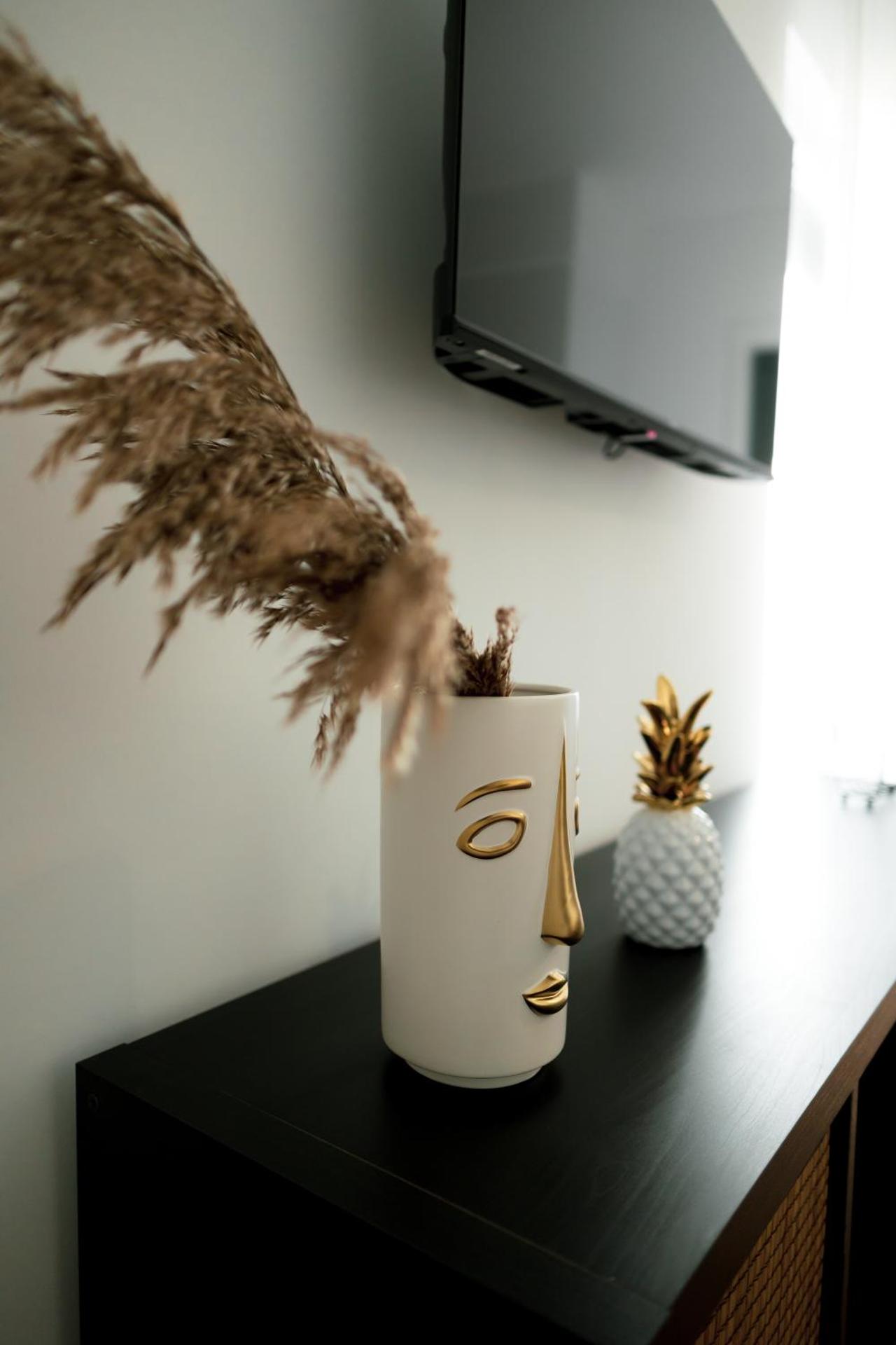 Gold Apartment Ferrel I