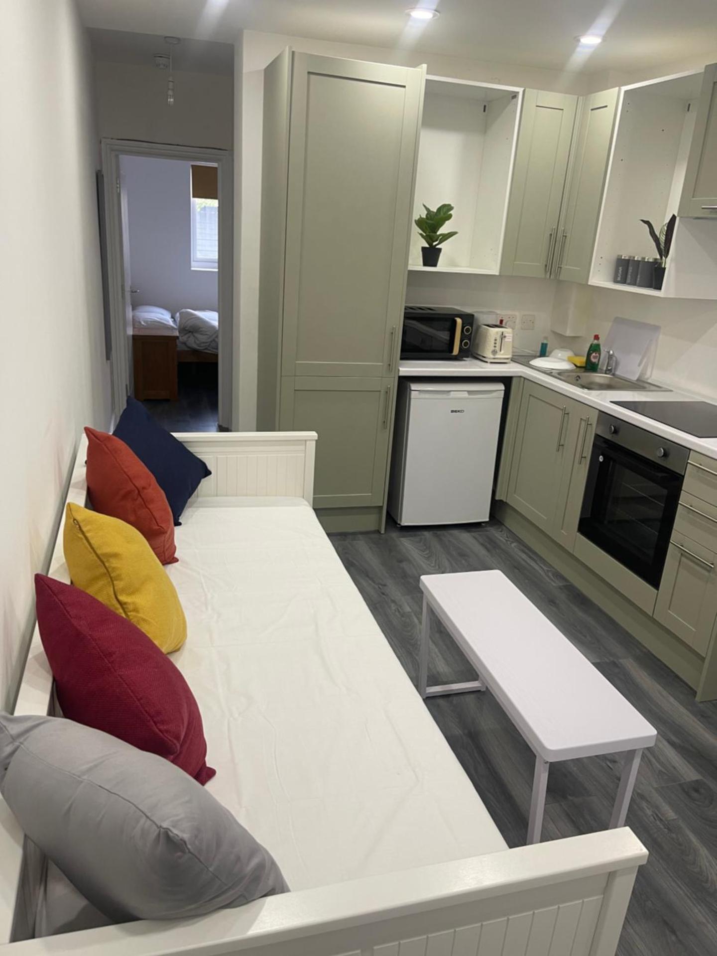 EAST LONDON APARTMENTS SELF check in