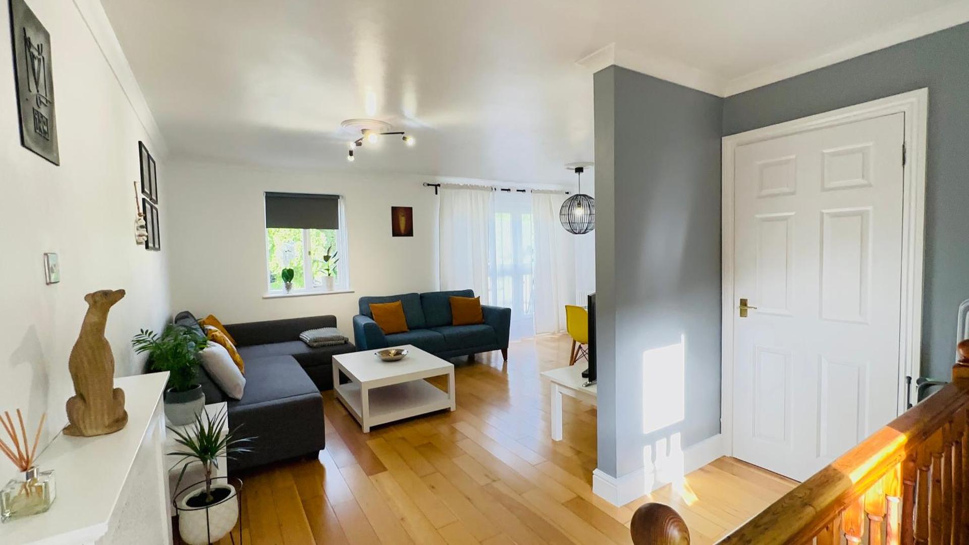 Amazing Location - City of London- 2 Bedroom Stunning Canal View House With Private Garden,Parking & Balcony