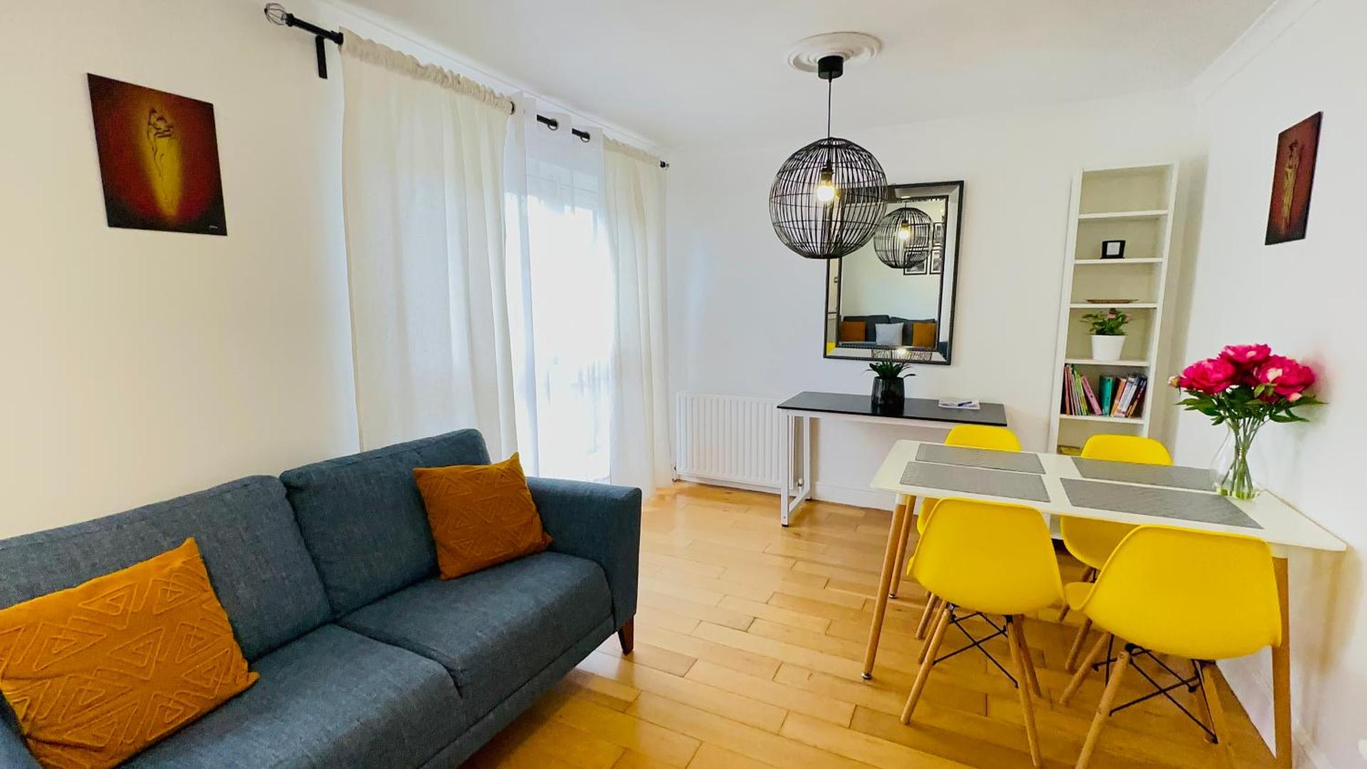 Amazing Location - City of London- 2 Bedroom Stunning Canal View House With Private Garden,Parking & Balcony