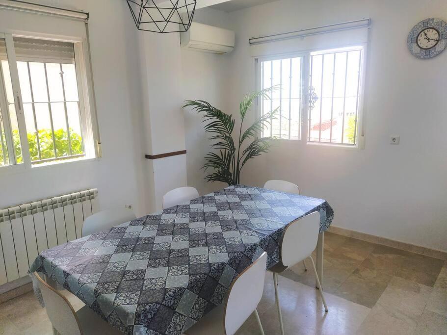 Luminosa y confortable casa con vistas y piscina