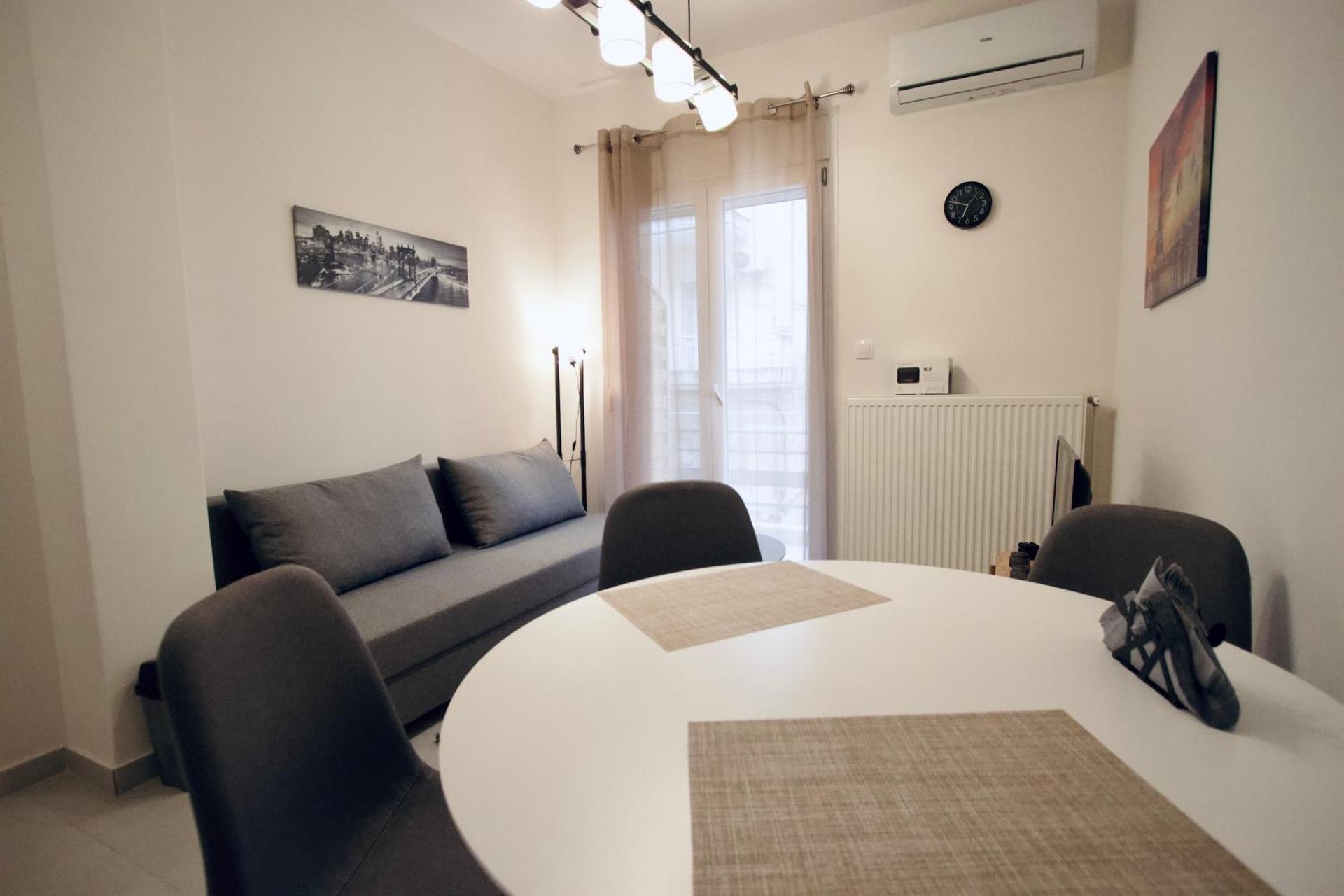 Studio antigonidon square