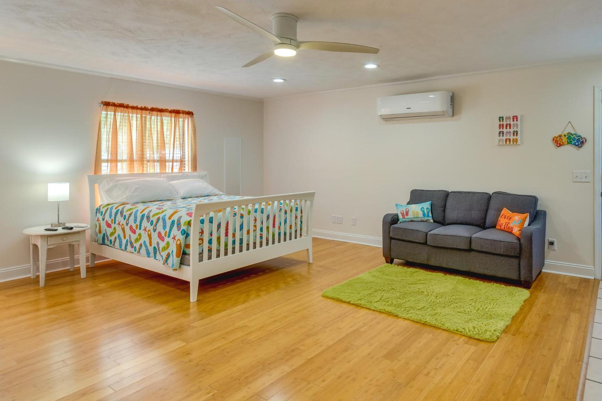 Gulf Breeze Vacation Rental for 2 with Pool Access!