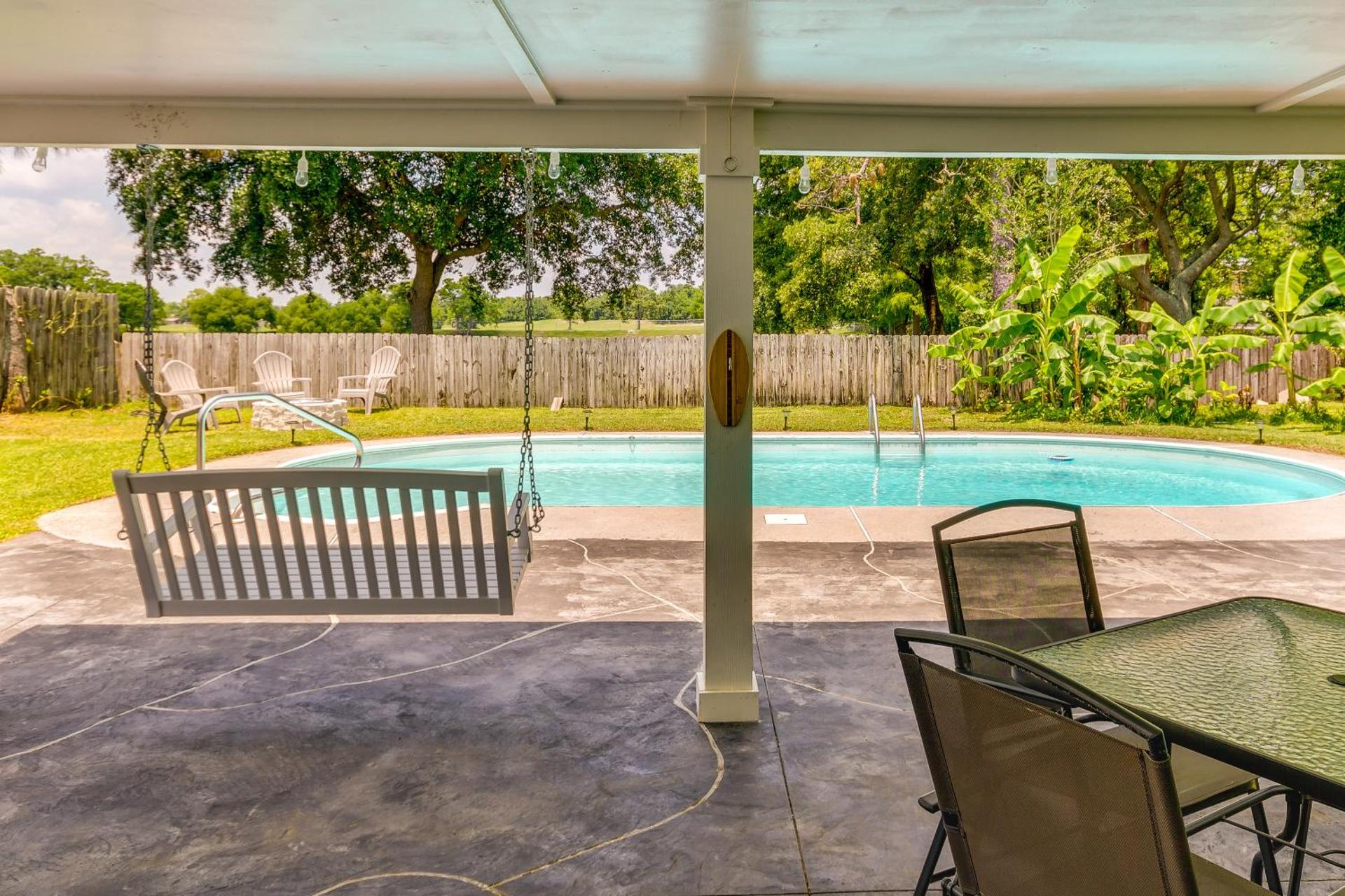 Gulf Breeze Vacation Rental for 2 with Pool Access!