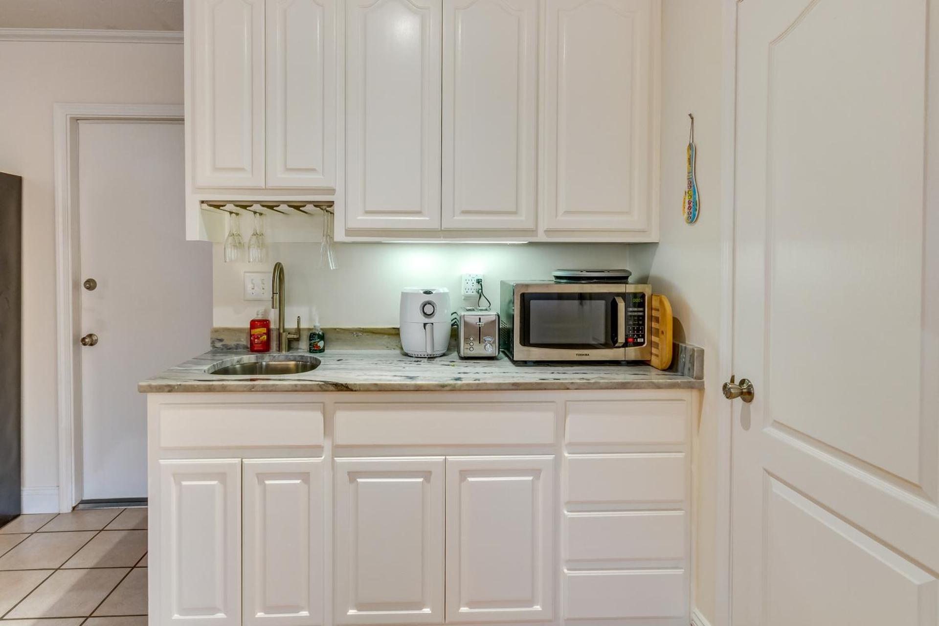 Gulf Breeze Vacation Rental for 2 with Pool Access!