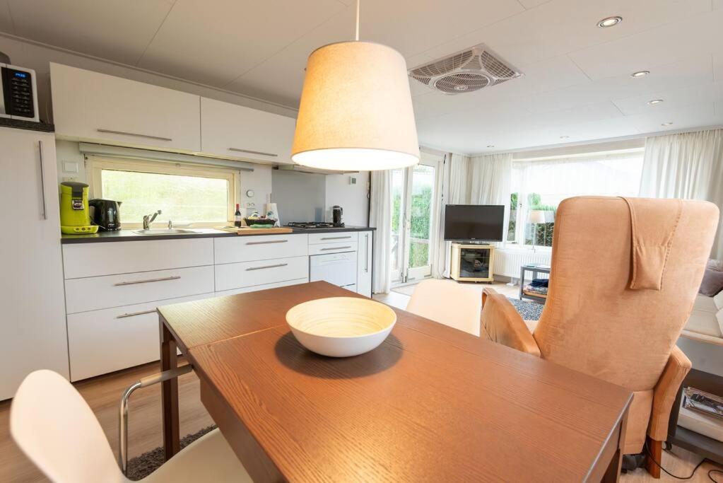 Knus huisje op kindvriendelijk park met zwembad