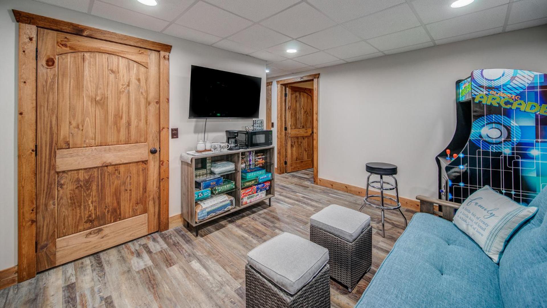 Brand New Build Luxury Mountain Chalet with Hot tub, pool, Game Room, Premium features