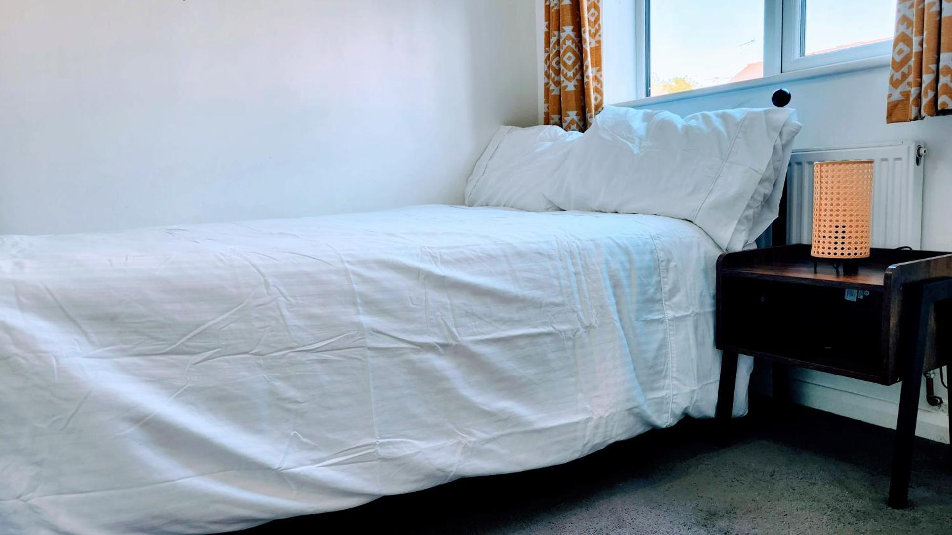 Family friendly spacious 4bedroom house in Bagshot with EV Charger