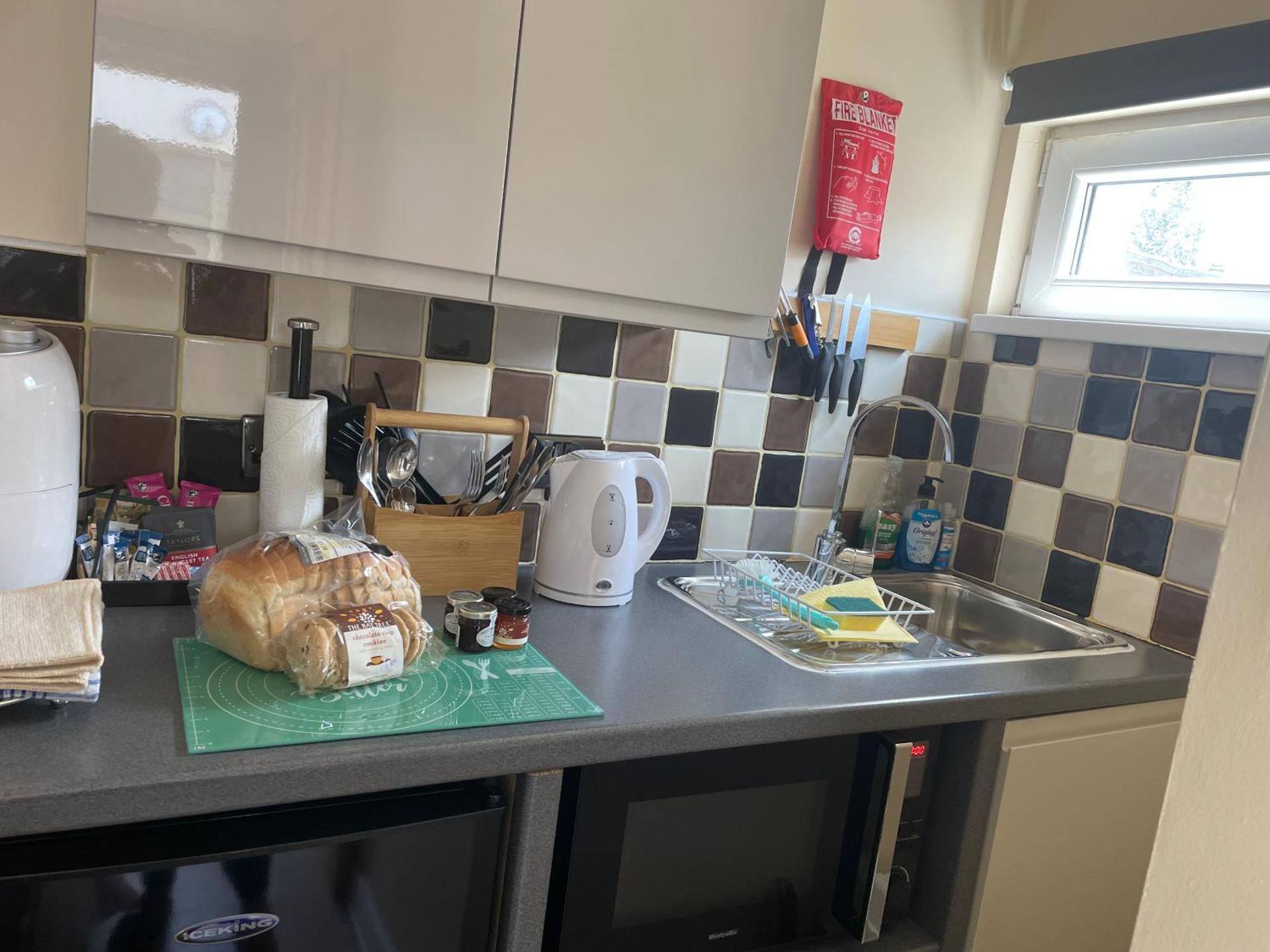 Auntie Bett's - Cosy Double Bedded Ensuite Room with Mini Kitchen