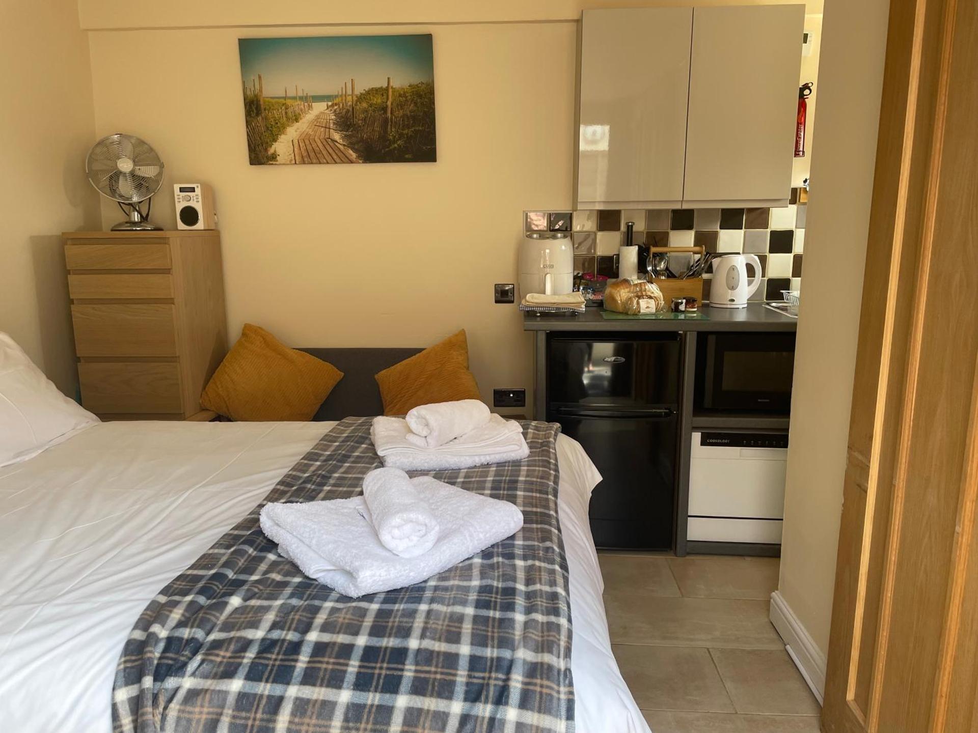 Auntie Bett's - Cosy Double Bedded Ensuite Room with Mini Kitchen