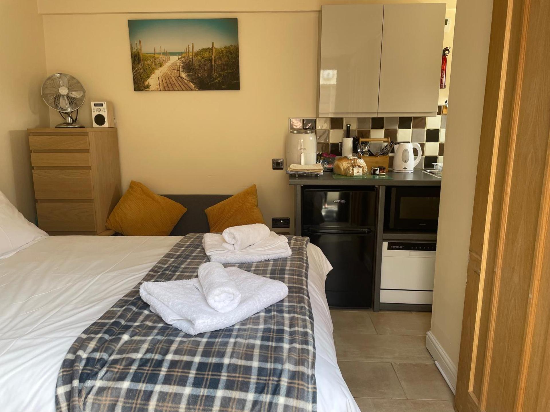 Auntie Bett's - Cosy Double Bedded Ensuite Room with Mini Kitchen