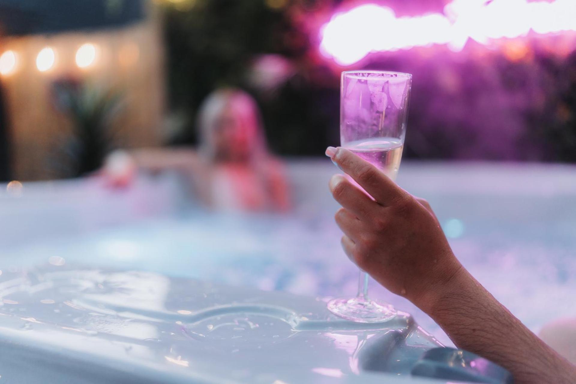 Cosy Hot Tub Getaway Bungalow