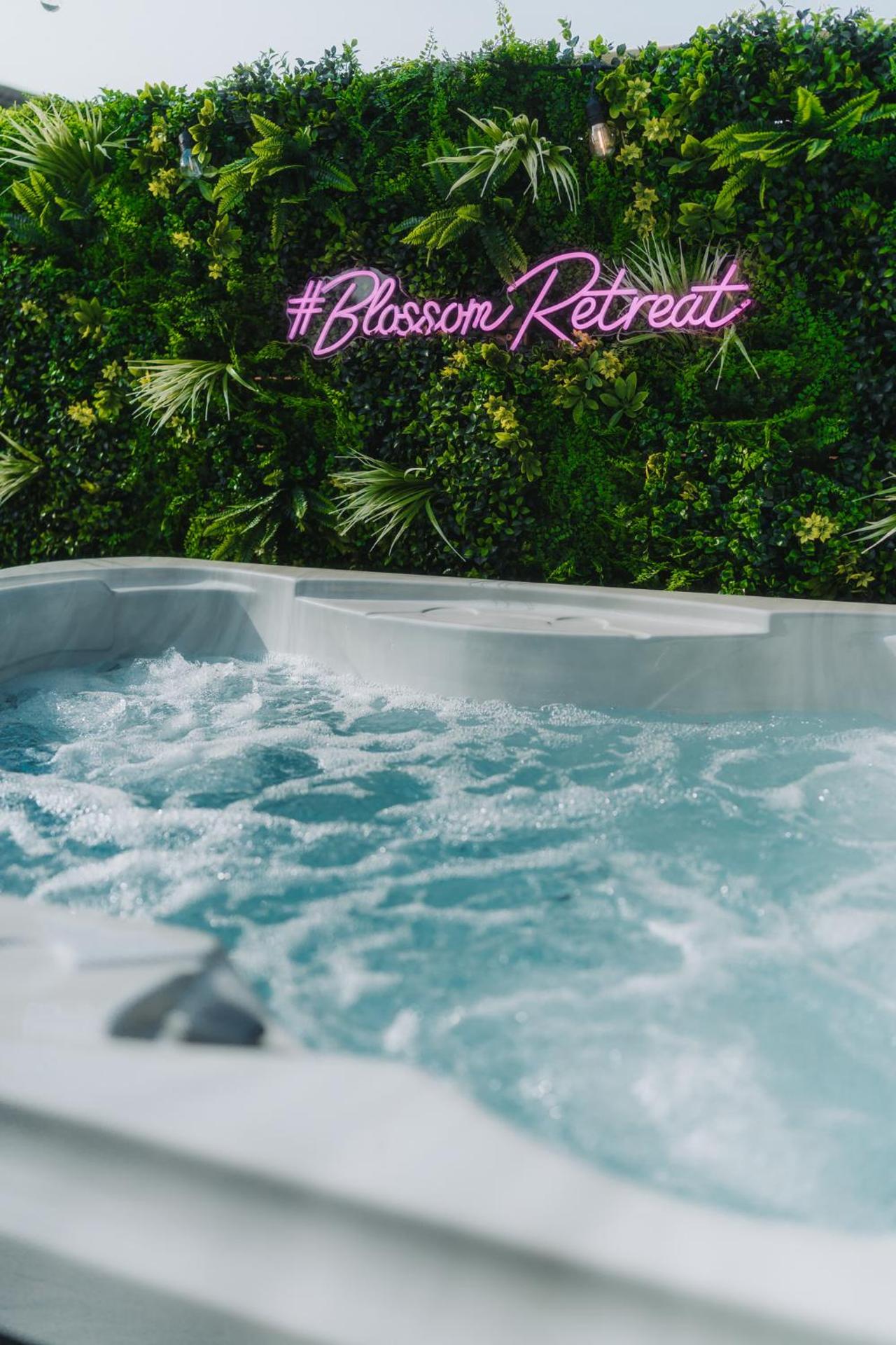 Cosy Hot Tub Getaway Bungalow