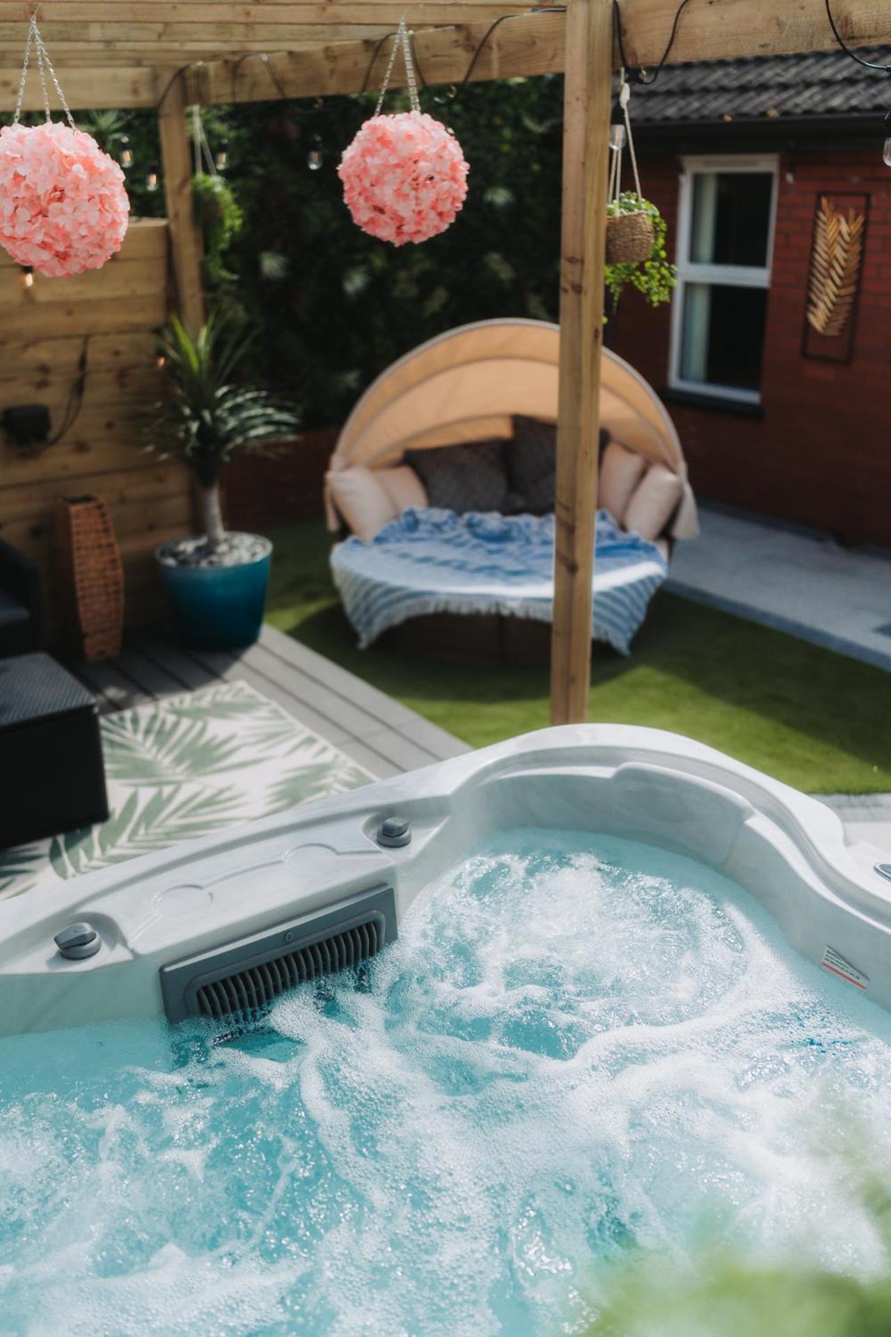 Cosy Hot Tub Getaway Bungalow