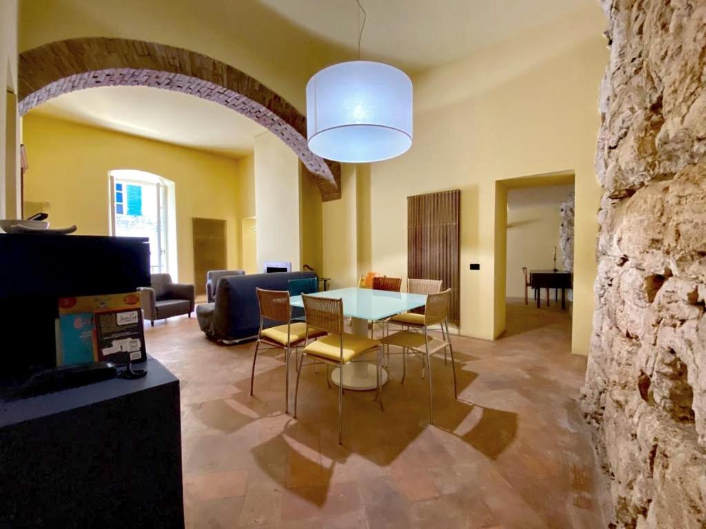 Perugia Abbraccio Etrusco