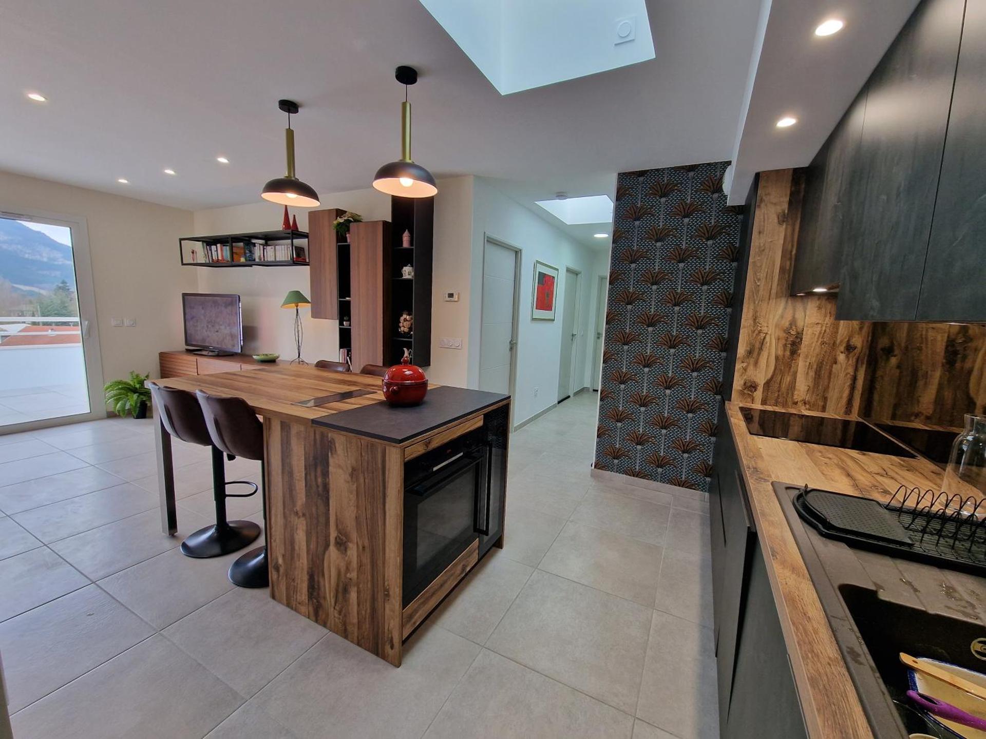 Appartement neuf, avec vue montagnes.