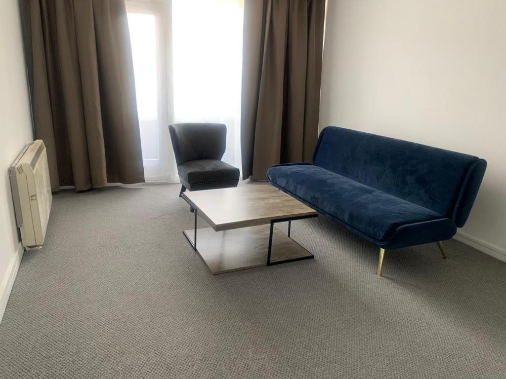 Beautiful-2 bedroom Apartment, 1 bathroom, sleeps 6, in greater london (South Croydon). Provides accommodation with WiFi, 3 minutes Walk from Purley Oak Station and 10mins drive to East Croydon Station