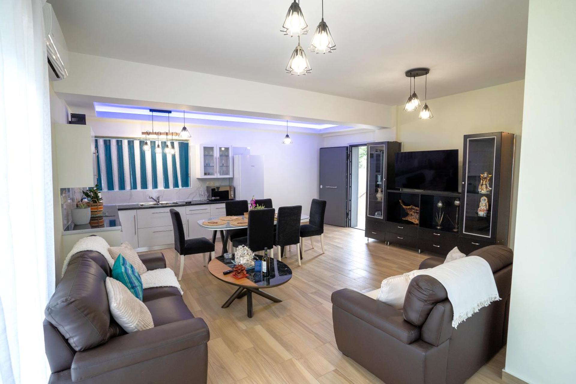 Communal lounge/ TV room