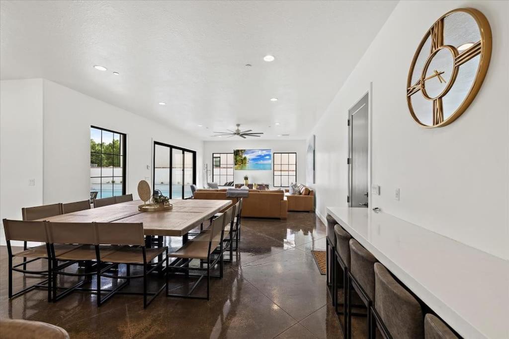 Casa Blanca luxury Villa Private pool sleeps 30!