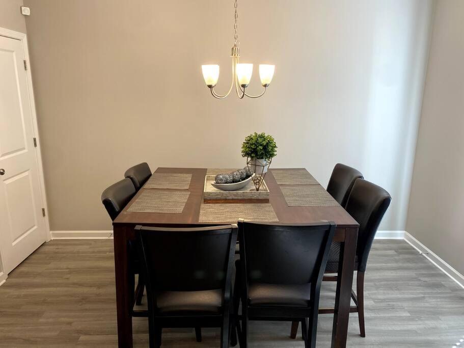 Brand NEW HOME mins to airport