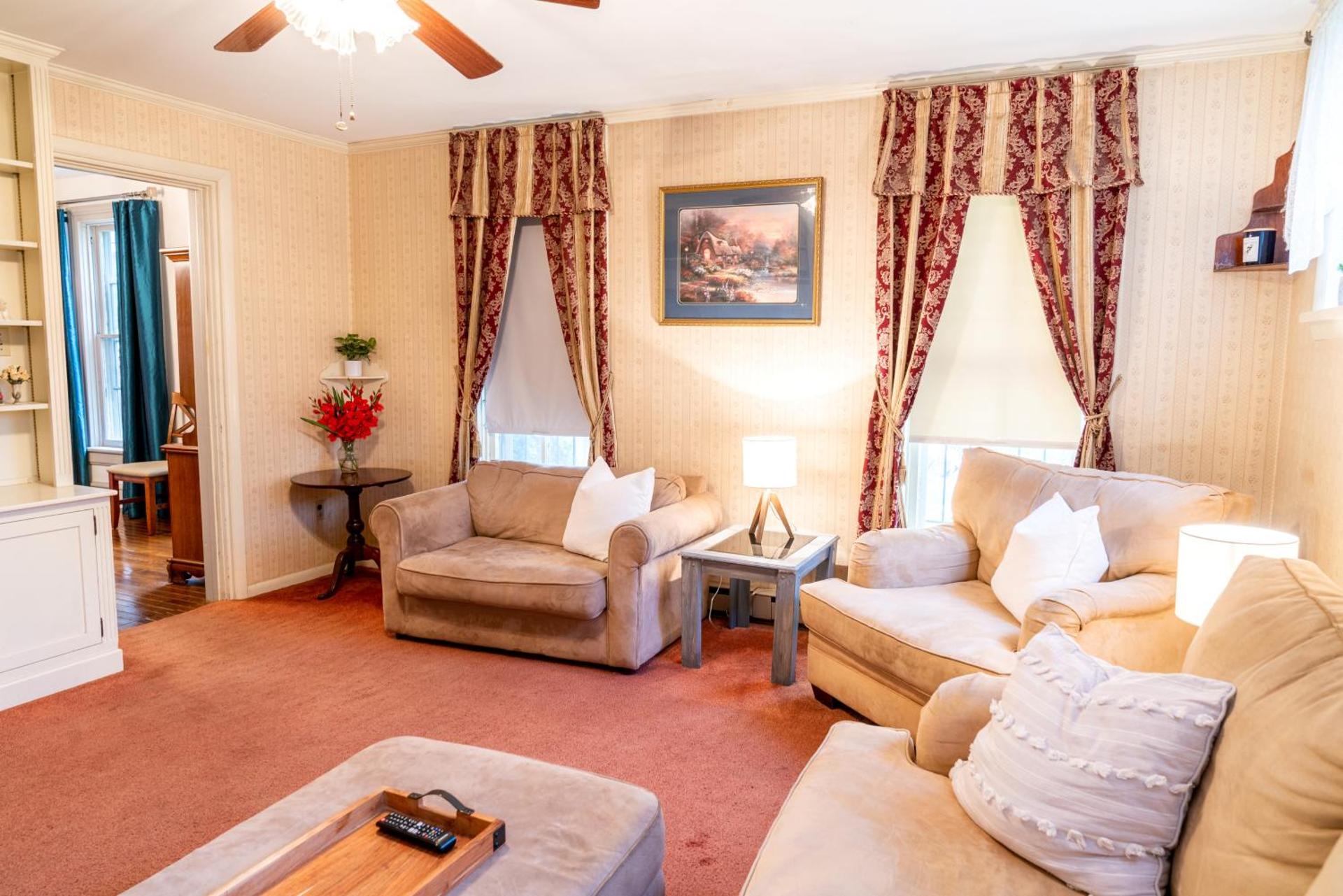 CHARMING EXECUTIVE VICTORIAN MANSION w/ FREE PARKING - near Bucknell